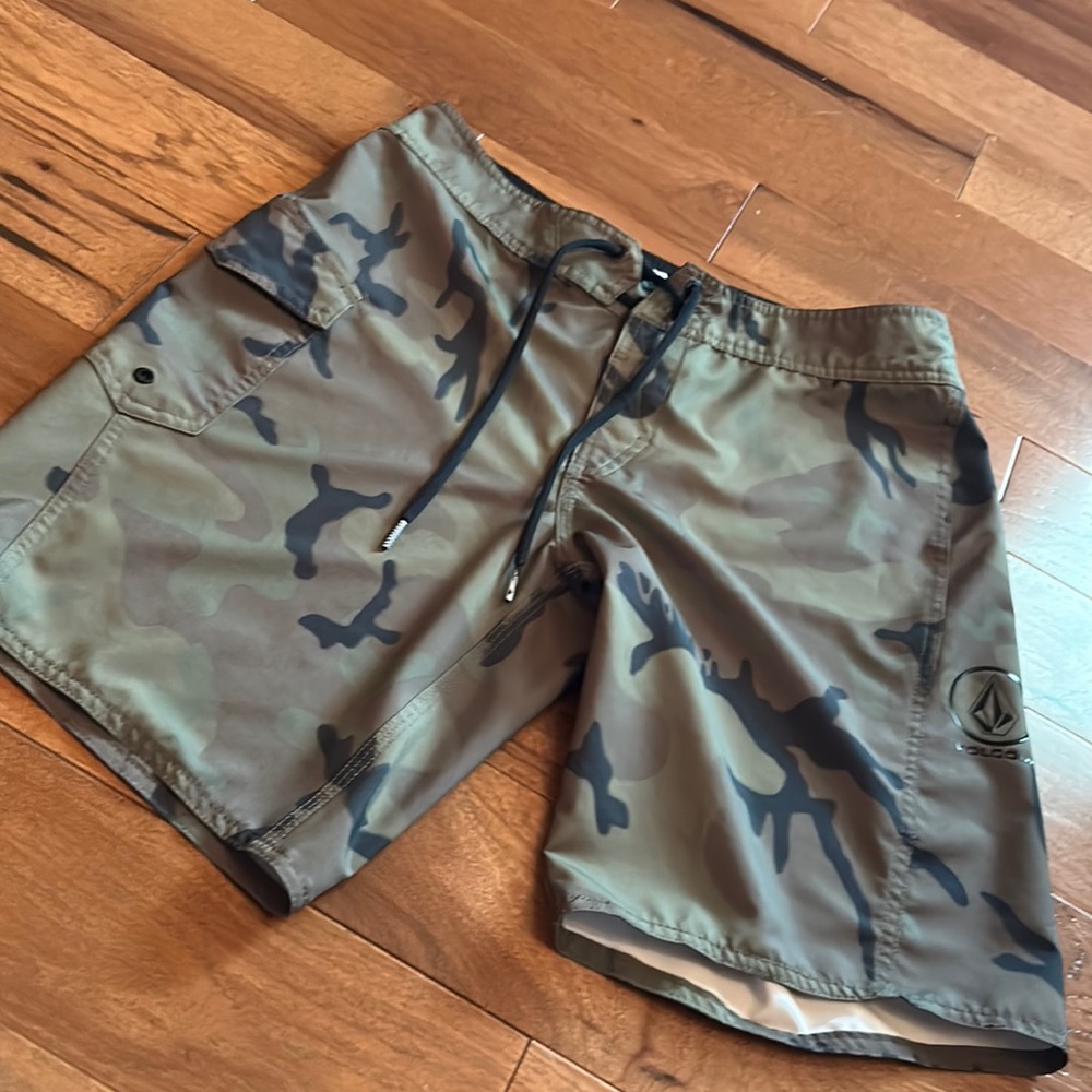Volcom 29 camouflage surf shorts